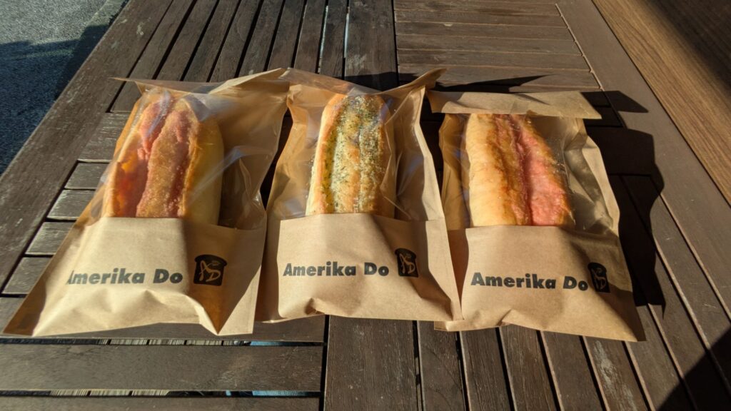 アメリカ堂の明太フランスパン3本。ずっしりとした大きさが伝わる